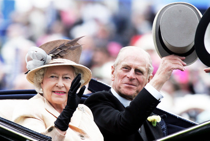 英王室、フィリップ殿下の秘蔵写真を公開 エリザベス女王とひ孫に囲まれている写真など 画像