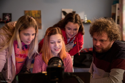 【インタビュー】『ＳＮＳ-少女たちの10日間-』監督が語る、子どもたちをネット上の性被害から守るために必要なこと 画像