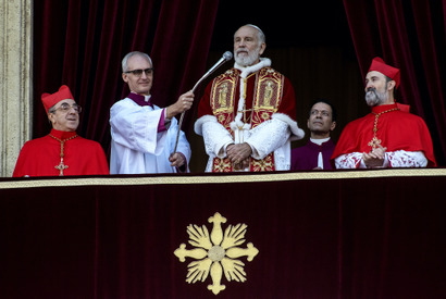 ジュード・ロウvsジョン・マルコヴィッチの「ニュー・ポープ」同じものは二度着ない絢爛なる衣装 画像