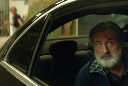 ダニエル・オートゥイユ、オーダーメイドの時間旅行へ！『ベル・エポックでもう一度』本編映像 画像