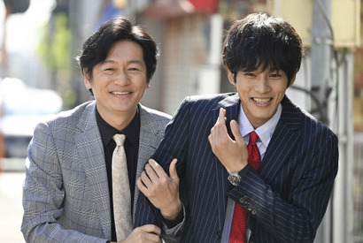 松坂桃李＆井浦新の“パーカー”に「クセがすごい」の声、萌え袖にも視聴者の視線集まる…「あのときキスしておけば」3話 画像