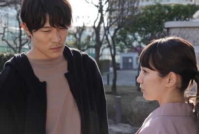 鈴木亮平“清一郎”の不器用身長差キスに「体格差が好き」「身長差に目覚めた」の声…「レンアイ漫画家」8話 画像