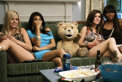 世界一ダメな中年テディベアが大暴れ！　全米大ヒットコメディ『テッド』が日本上陸 画像