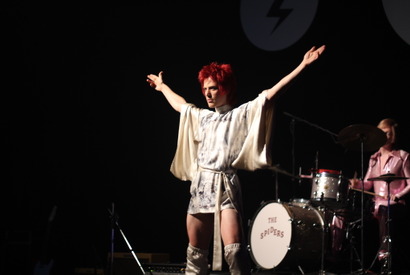 ブレイク直前のデヴィッド・ボウイ「とても大事な期間」描いた『スターダスト』場面写真 画像