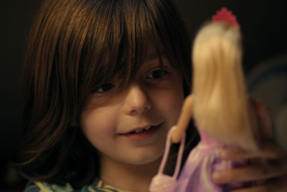『リトル・ガール』“女の子になりたい”サシャの日常カット到着 画像