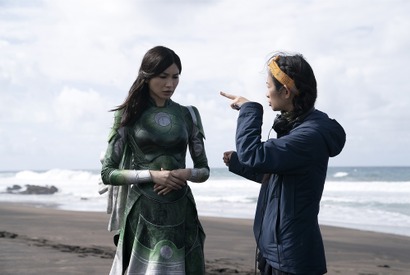 クロエ・ジャオ監督「壮大な旅を体験できる」 MCUの新たな物語『エターナルズ』特別映像 画像
