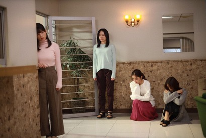 次々と“言霊”の餌食になる住人たち…視聴者からは「鏡を背中にできなくなる」「鏡もお風呂もこわい」などの声殺到、「言霊荘」8話 画像