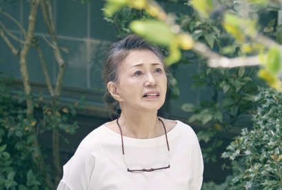 加賀まりこ、ズバズバとモノ言う占い師がハマり役『梅切らぬバカ』本編映像 画像