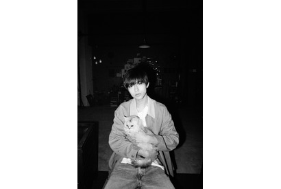 永瀬廉、猫を抱く2ショットがパンフ表紙に『真夜中乙女戦争』フィルム写真公開 画像