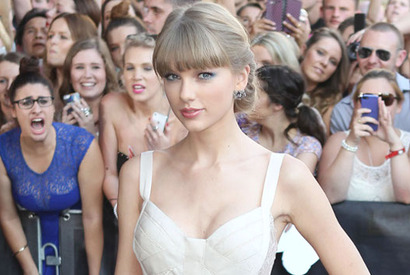 テイラー・スウィフト、ブラッドリー・クーパーに色目を使うもそっぽを向かれる 画像