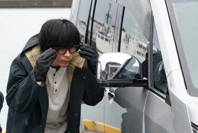 成田凌と森七菜の演技に賞賛集まるなか、安田顕“佐々木”の衝撃行動に「夢に出てきそう」「鳥肌立った…」などの声続出「逃亡医F」 画像