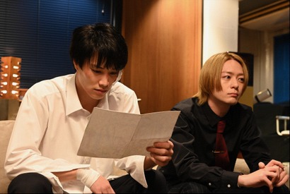 犬飼貴丈“獅郎”の背中に思わず触れようとする鈴木伸之“一狼”に「そのシーン何度もリピートしてる」の声…「ケイ×ヤク」2話 画像