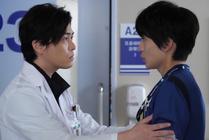 高橋文哉“佐久間”の泥酔演技に「可愛い」の声殺到、“奥村”宮田俊哉の美声にも注目集まる…「ドクターホワイト」第2話 画像