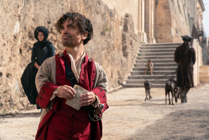 【インタビュー】ピーター・ディンクレイジ、『シラノ』が今の時代に伝えるメッセージ「隠れず、恐れず、想いを伝える」 画像