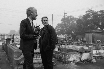 ホアキン・フェニックス、ミルズ監督のジャケットと靴で撮影『カモン カモン』で見せる新境地 画像