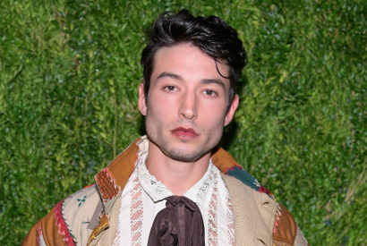 エズラ・ミラー、ハワイのバーで治安びん乱＆ハラスメントで逮捕 画像