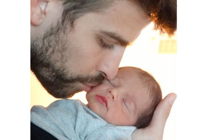 シャキーラ＆ジェラール・ピケ夫妻、生まれたばかりの第1子の写真を公開 画像