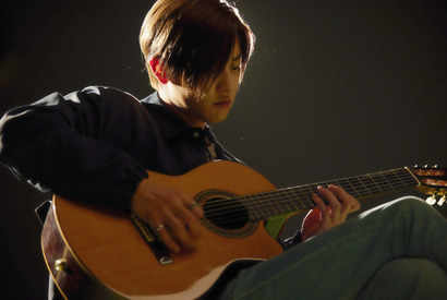 EXOチャンヨル、ビリー・アイリッシュ「Bad Guy」を弾き語り『ぼくの歌が聴こえたら』本編映像 画像