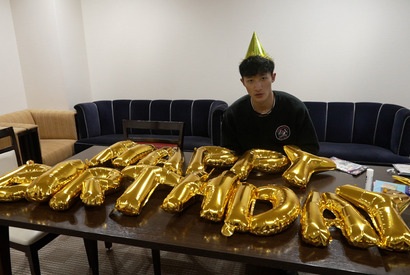 岩本照、誕生日会の飾りつけを担当『モエカレはオレンジ色』撮影中のビハインド映像公開 画像