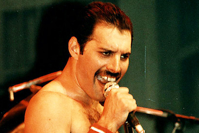 「クイーン」フレディ・マーキュリーの墓石、西ロンドンの墓地でようやく発見される!? 画像