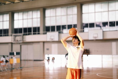 眞栄田郷敦がダンクシュート！『カラダ探し』メイキングカット公開 画像