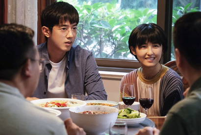 湯気立つ四川料理で歓迎されるも…『シスター 夏のわかれ道』本編映像 画像