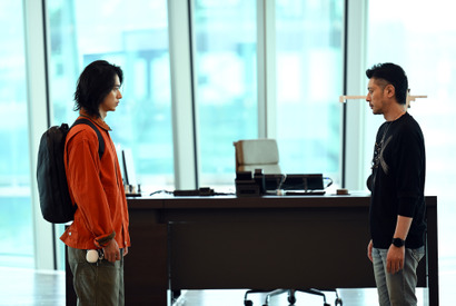 オダギリジョー“興津”、路上で暴れる姿に「ゴミ箱に突っ込んでもカッコいい」「こんなオダジョー見たかった」の声「アトムの童」7話 画像