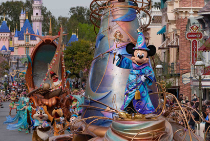 【海外ディズニー】ディズニーランド・パークの「マジック・ハプンズ」、約3年ぶりにパレードルートに復活 画像