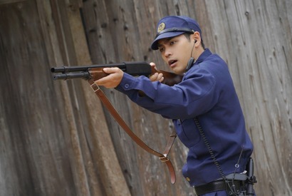 駐在が闇の中で見たものとは…？柳楽優弥主演「ガンニバル」冒頭映像＆場面写真 画像