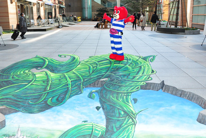 地面を突き破る豆の木がニョキ！　ギネス認定の芸術家のトリックアート完成 画像