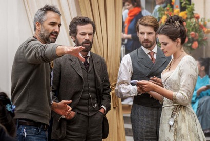 ロマン・デュリス＆エマ・マッキーが語るフランス時代劇の裏側『エッフェル塔』インタビュー映像 画像