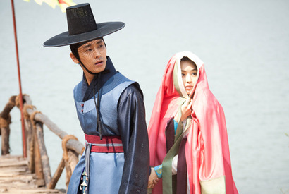 チュ・ジフンが映画復帰作で一人二役に挑戦　『私は王である！』予告編解禁 画像