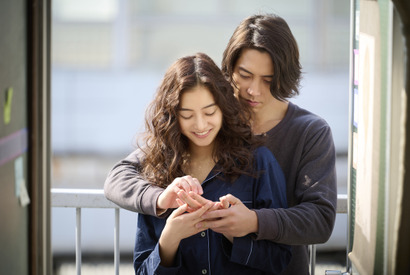 山下智久＆新木優子『SEE HEAR LOVE』2人が紡ぐ愛の場面写真解禁 画像