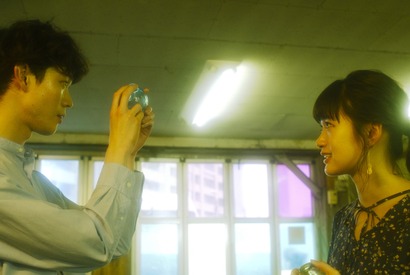 宮沢氷魚＆小西桜子、距離が縮まる水族館デート＆手つなぎ添い寝『はざまに生きる、春』本編映像 画像