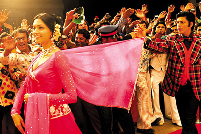 【今知りたいトレンドキーワード】ヴィヴィッドカラーやお目立ち柄ワンピースの着こなし術 画像