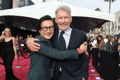 キー・ホイ・クァン、『インディ・ジョーンズと運命のダイヤル』のプレミアでハリソン・フォードと再会！熱いハグ交わす 画像