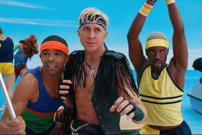 ライアン・ゴズリングがケンの苦悩を熱唱『バービー』“ただのケンver.”予告 画像