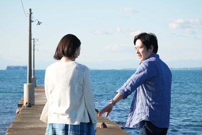 週に一度のデートシーンが初解禁　二宮和也＆波瑠『アナログ』場面写真 画像