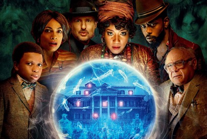 ジェイミー・リー・カーティスらが来場者にサプライズな“おもてなし”『ホーンテッドマンション』特別映像 画像