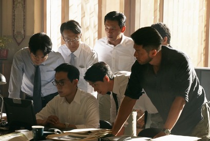 ファン・ジョンミン×ヒョンビン、膠着する人質交渉に一触即発『極限境界線』本編シーン 画像