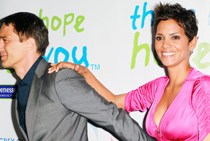 ハル・ベリー、空港でパパラッチと揉めかけた婚約者を体を張って制止 画像