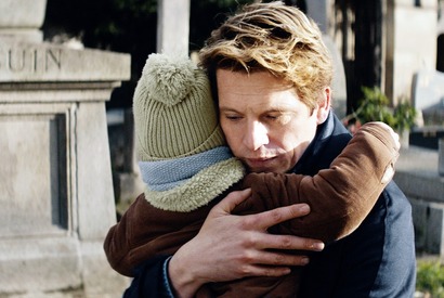 愛する人の面影を胸に…幸せに生きると決意する父と子『ぼくは君たちを憎まないことにした』本編映像 画像