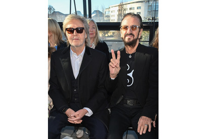 ステラ・マッカートニーのファッションショーにポール・マッカートニー＆リンゴ・スターが来場 仲良く最前列で鑑賞 画像