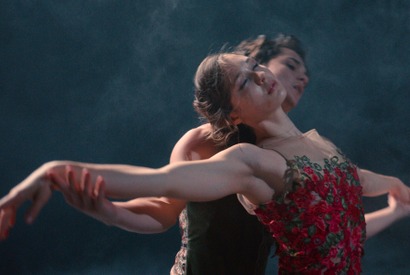 惹かれ合う2人の美しいダンスシーン『RED SHOES／レッド・シューズ』本編映像 画像