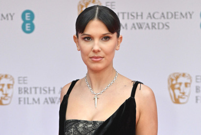 ミリー・ボビー・ブラウン、「ストレンジャー・シングス」撮影の合間にコーヒーブレイク 画像