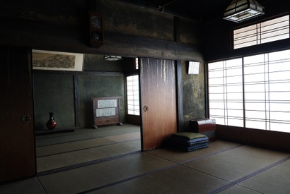 興収30億円突破　間宮祥太朗＆佐藤二朗共演『変な家』セット写真が公開 画像