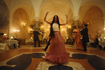 『哀れなるものたち』貪欲に世界を吸収中、エマ・ストーン“ベラ”の本編映像 画像