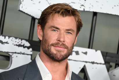 クリス・ヘムズワースが母の日を祝福 インスタグラムに「大好きな2人」の妻＆母との思い出写真 画像