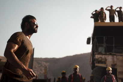 プラバースが素手で敵をなぎ倒す！ほぼ実写の迫力アクション『SALAAR／サラール』本編映像 画像