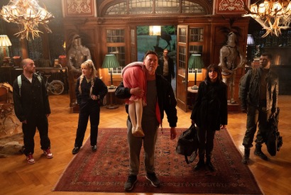 この誘拐、何かおかしい…？『アビゲイル』本編映像 誘拐犯メンバーの人物紹介も 画像